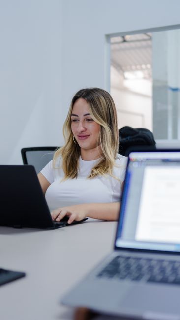 Moderner Coworking-Space in Wien mit jungen Unternehmern an Laptops