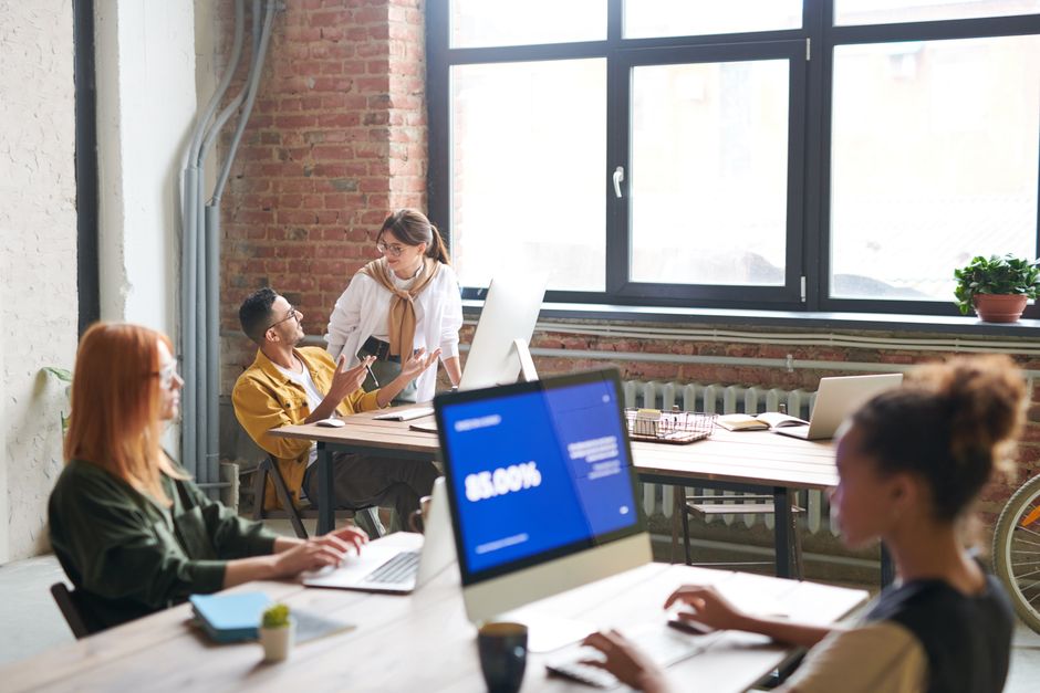 Team in einem Innovationslabor bei der Arbeit